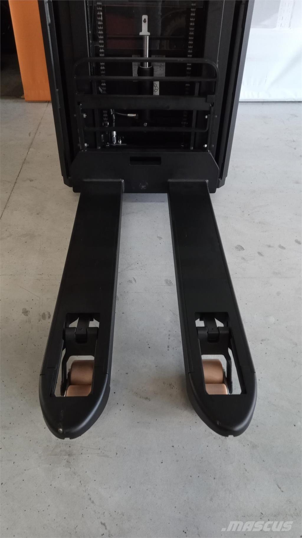 Toyota SPE200D Self propelled stackers