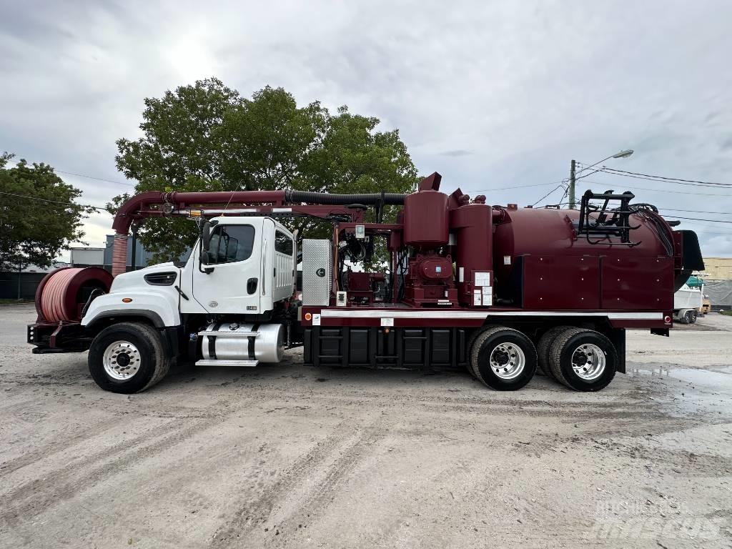 Freightliner 114 SD Commercial vehicle