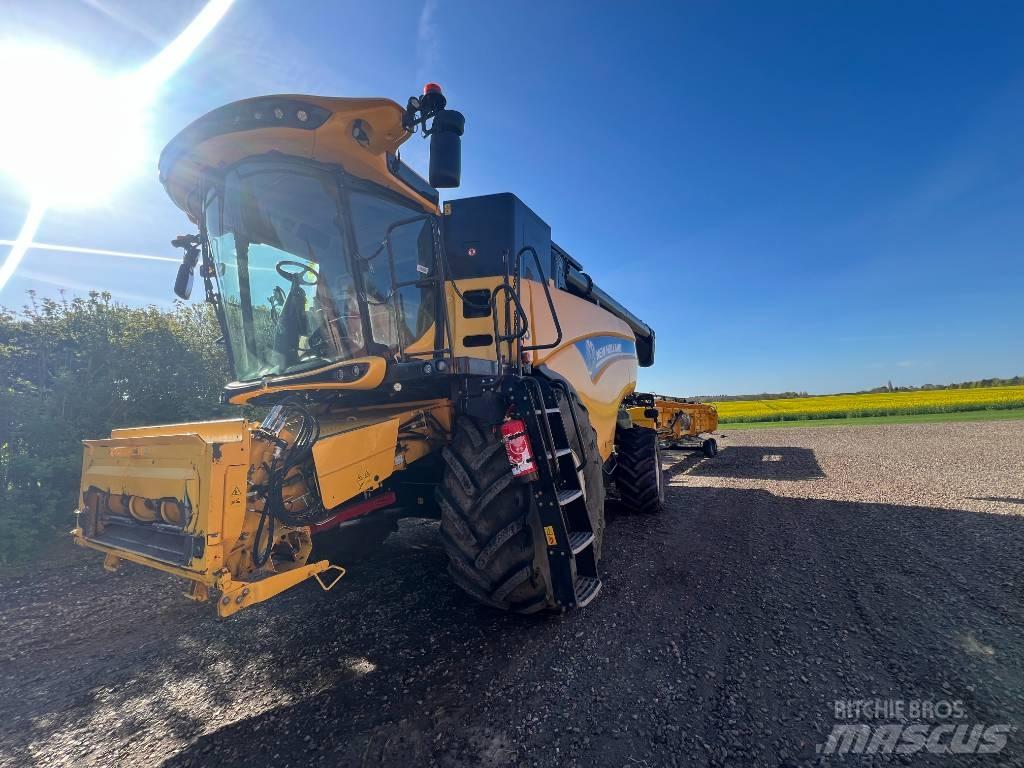 New Holland 8.85 Combine harvesters