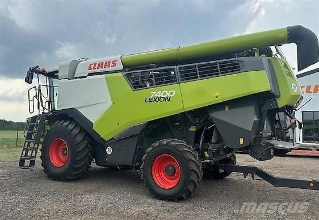 CLAAS Lexion 7400 Combine harvesters