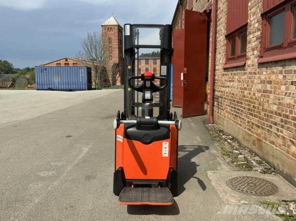 BT SPE 120 L Self propelled stackers