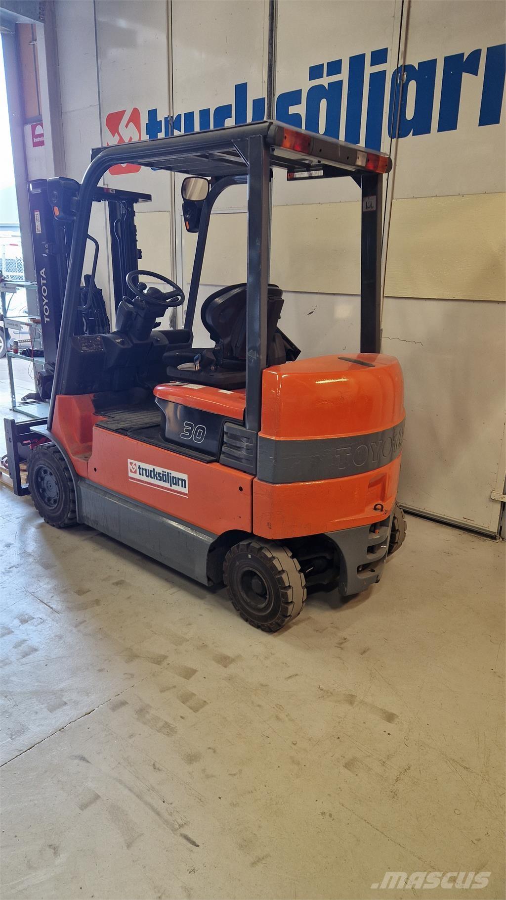 Toyota 7FBMF30 Electric forklift trucks