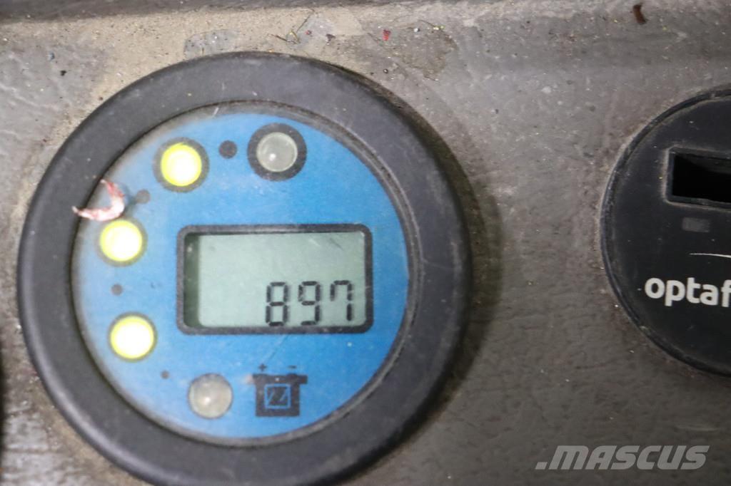 Nissan AJN160 Reach truck