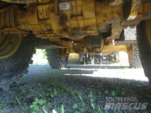 DEERE 410J Backhoe