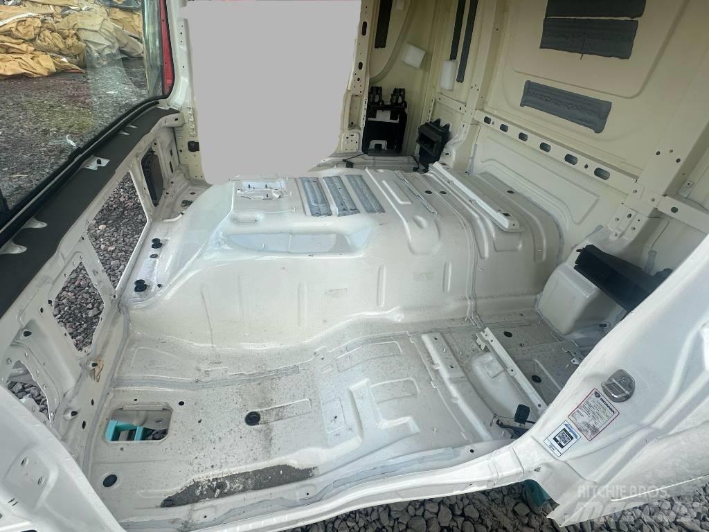 Scania P 370 Cabins and interior