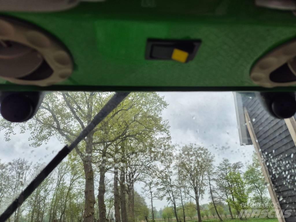John Deere 2520 Compact tractors