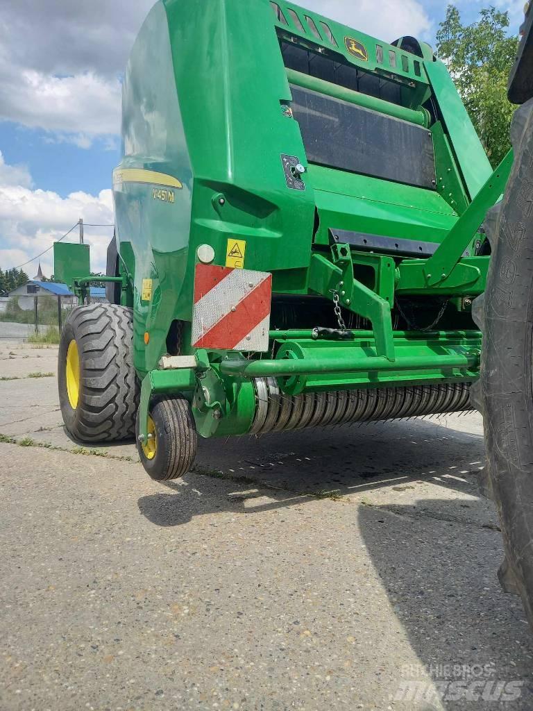 John Deere V451M Round balers
