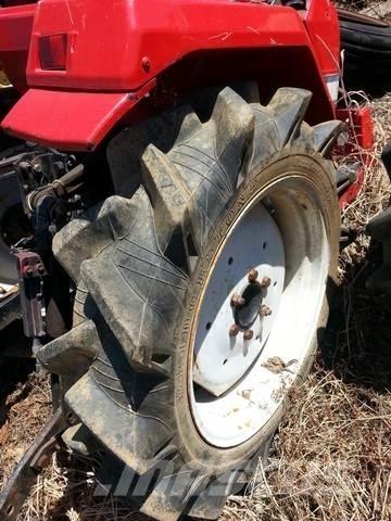  Pneus 8.3-22 Tyres, wheels and rims
