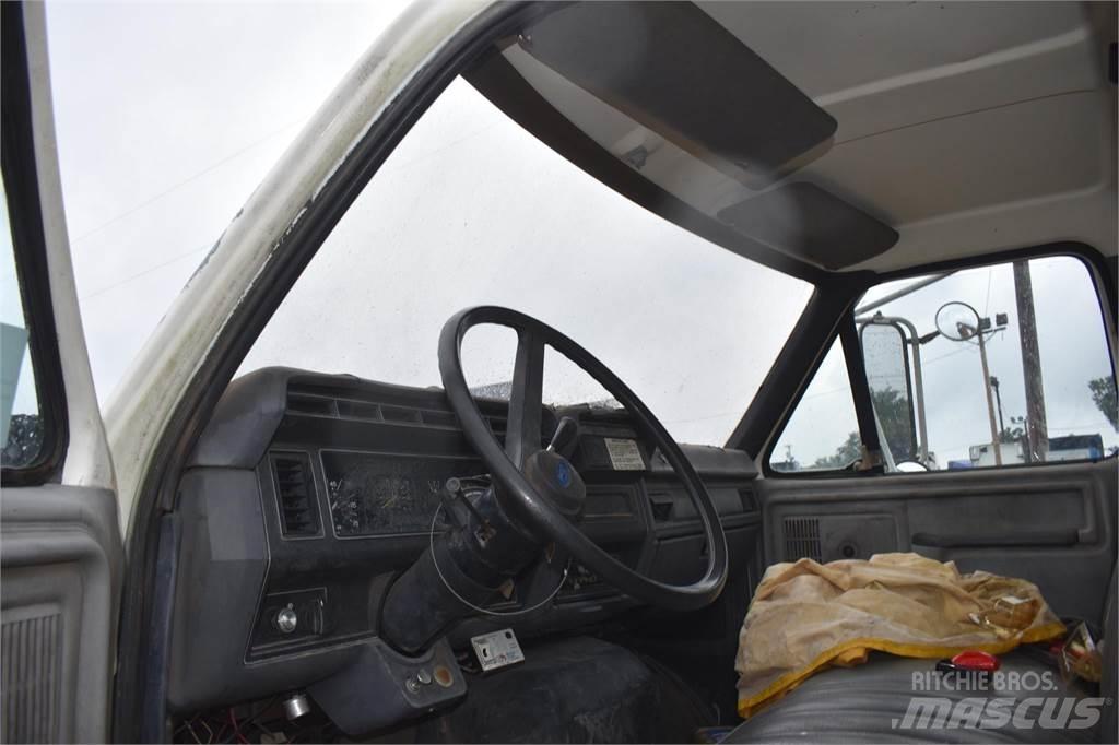 Ford F800 Truck mounted cranes
