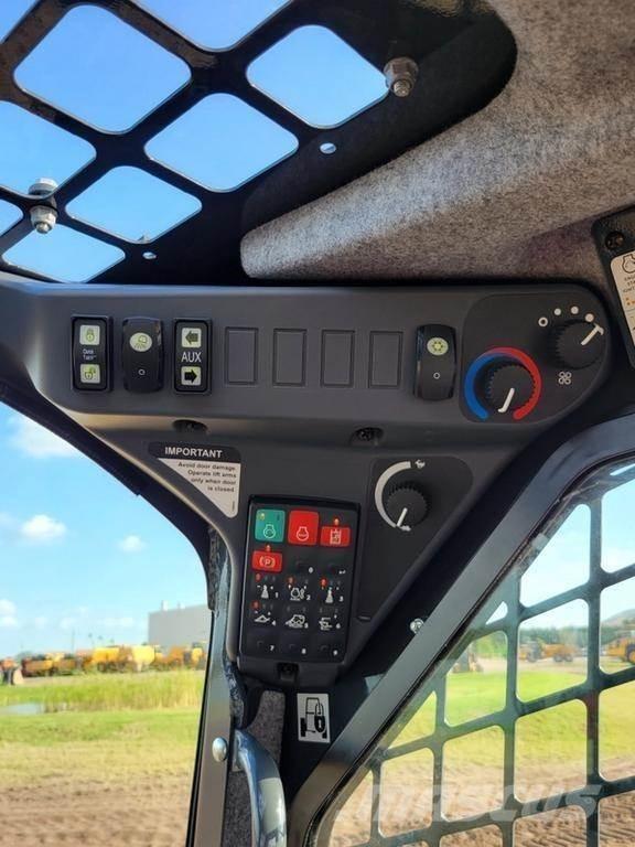 John Deere 325G Skid steer loaders