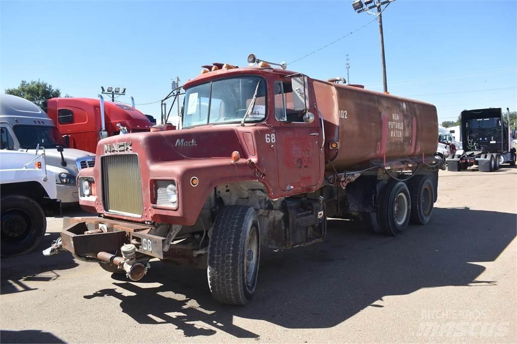 Mack DM685S Tanker trucks
