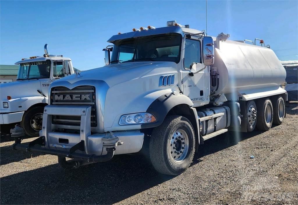 Mack GRANITE 84BR Water bowser