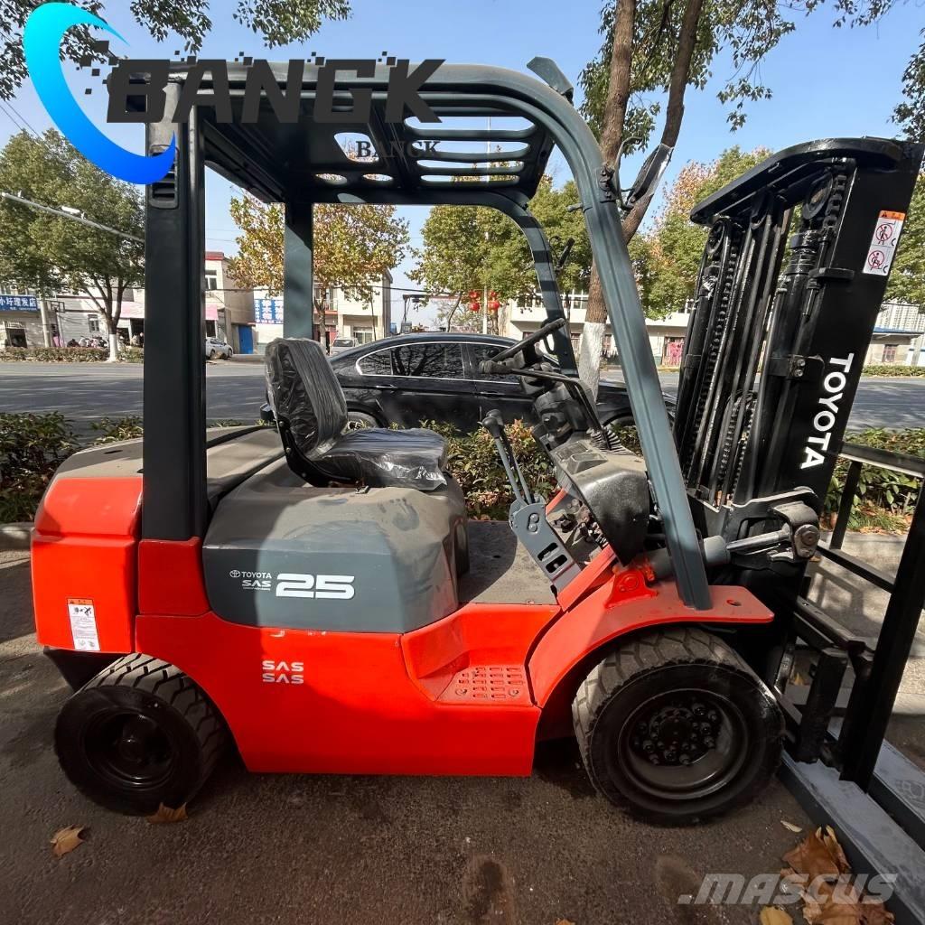 Toyota 8 F25 Diesel trucks