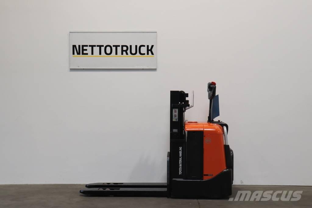 BT SPE 125 Pedestrian stacker