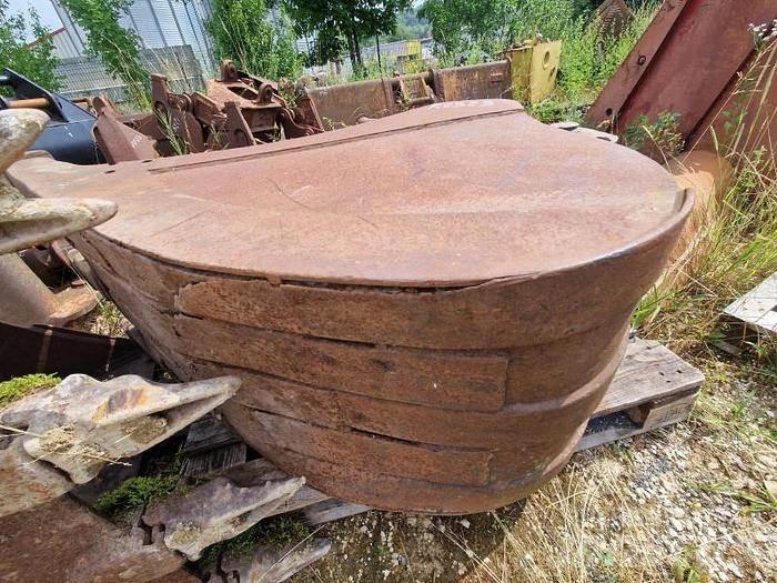 CASE 688 Buckets