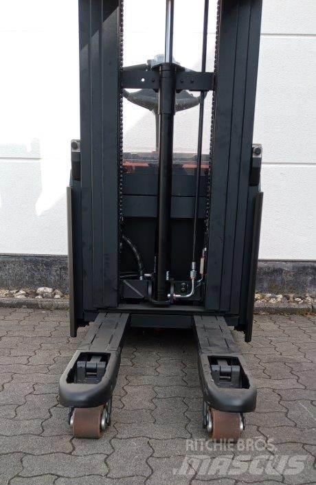 Toyota SWE120L Pedestrian stacker