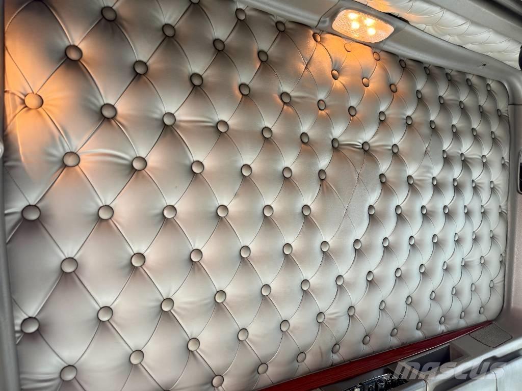 Kenworth W 900 Prime Movers