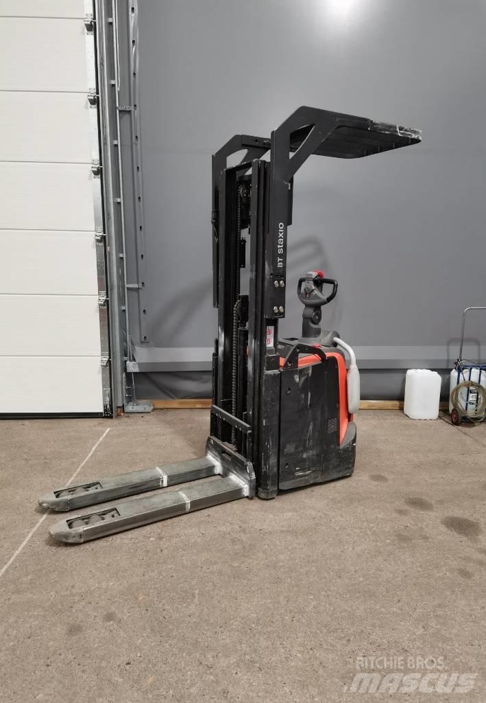 Toyota SPE120L Pedestrian stacker