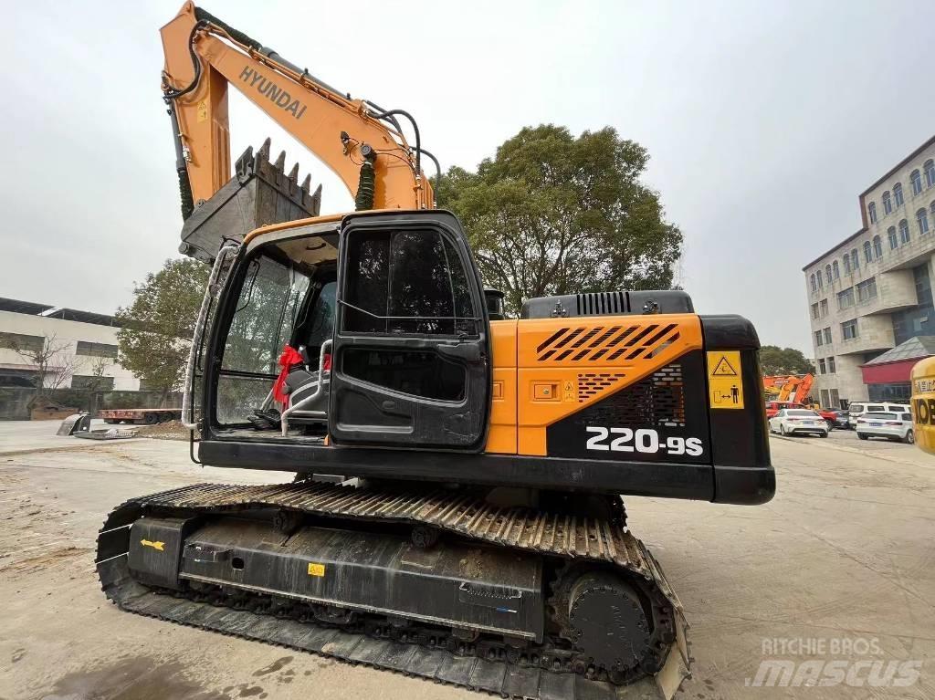 Hyundai R220-9S Wheeled excavators