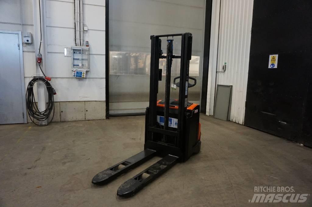Toyota SWE100 Pedestrian stacker