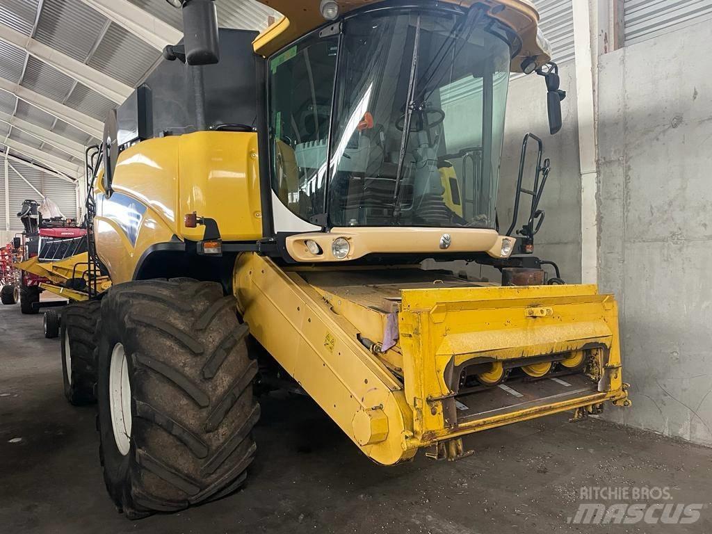 New Holland CX 820 Combine harvesters