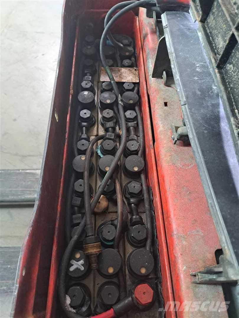 Linde T16 Pedestrian stacker