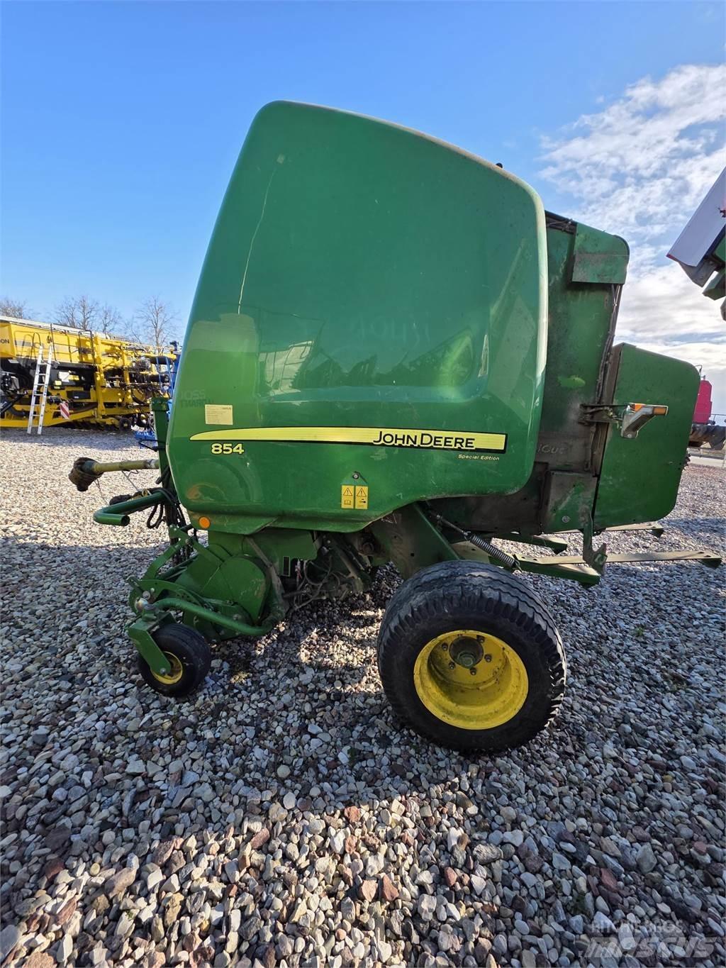 John Deere 854 Round balers