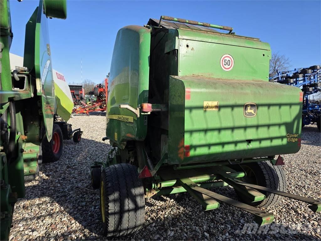 John Deere 854 Round balers