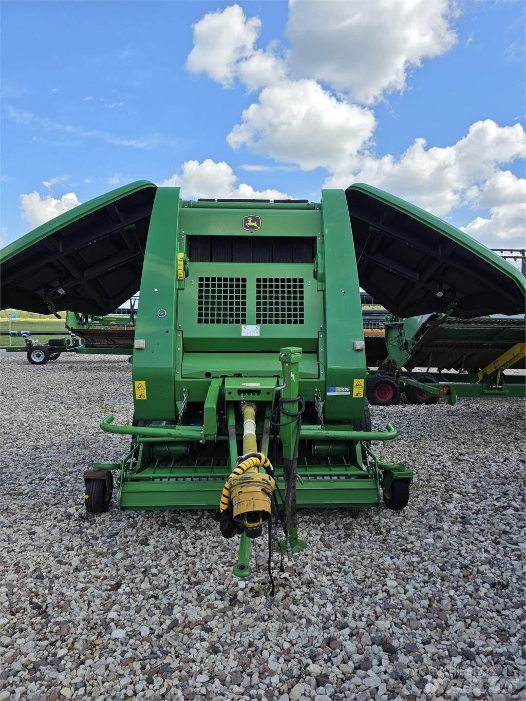 John Deere 854 Round balers