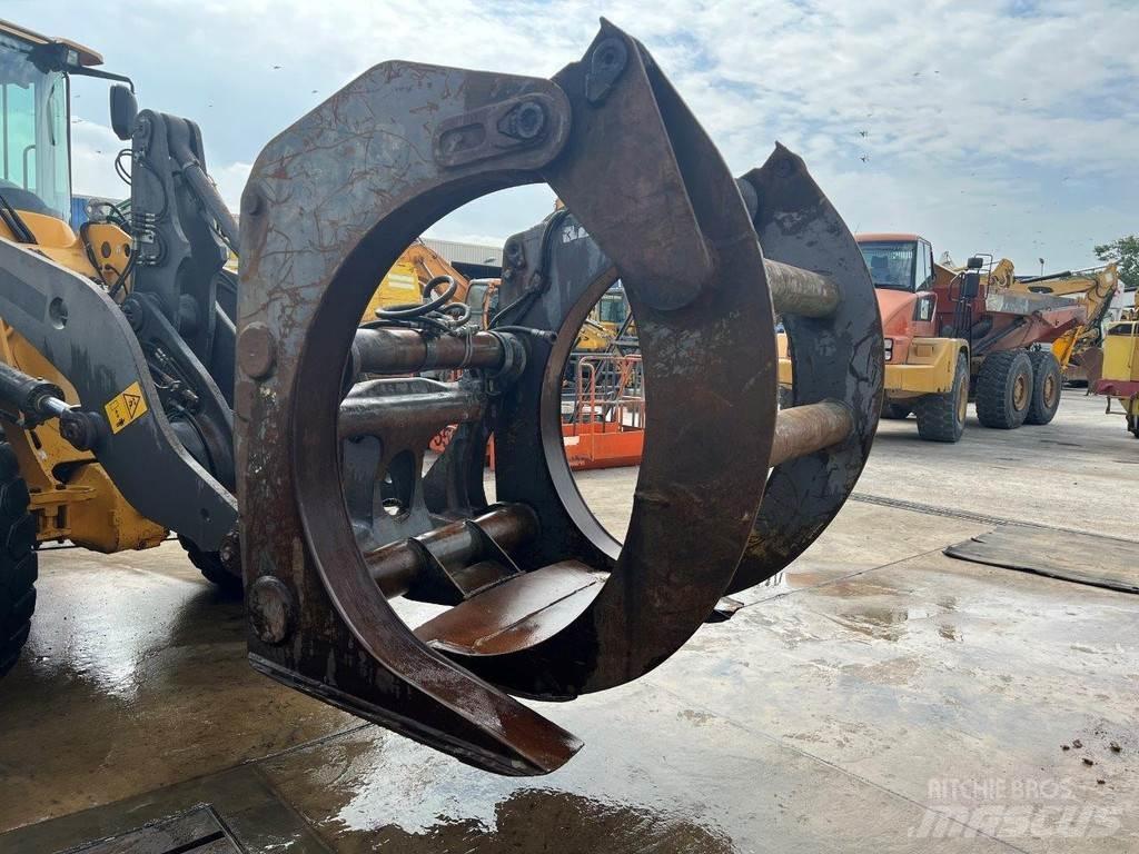 Volvo L90 Grapples