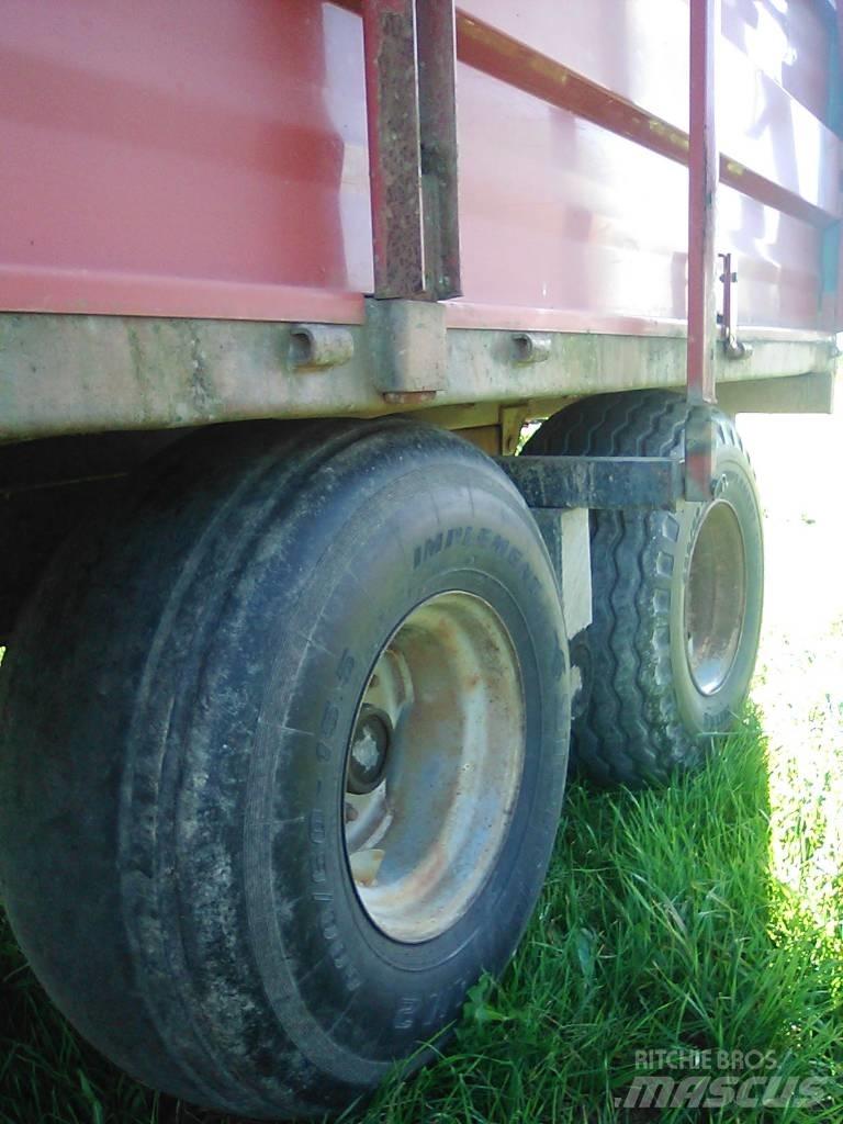 Tuhti 90 Forage wagons
