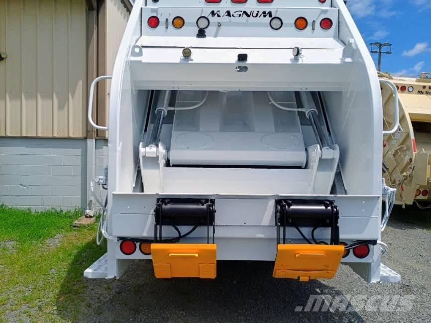 International 7400 Waste trucks