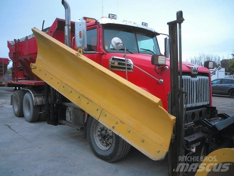 Western Star 4700 SB Snow blades and plows