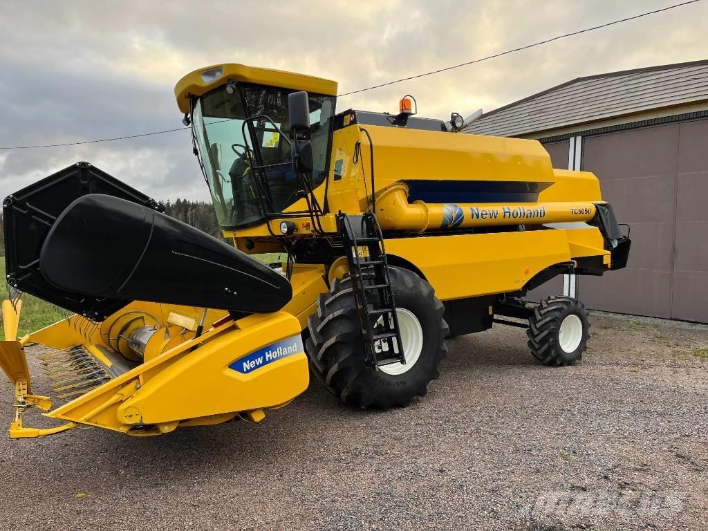 New Holland TC 5050 Combine harvesters