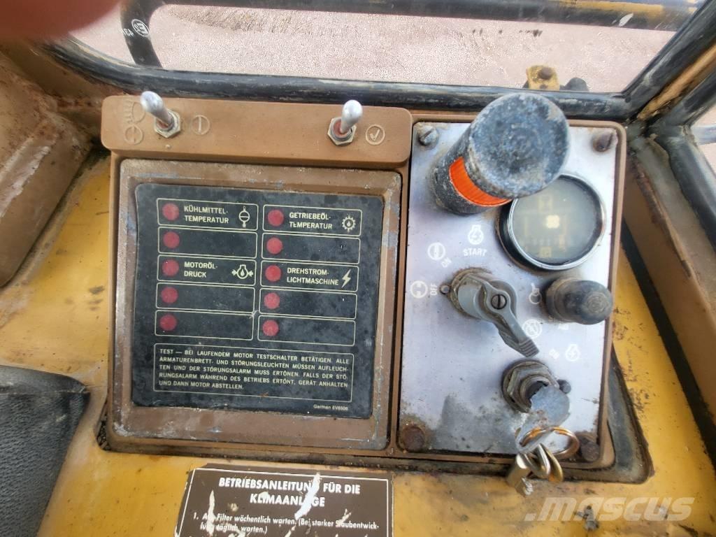 CAT 943 Crawler loaders