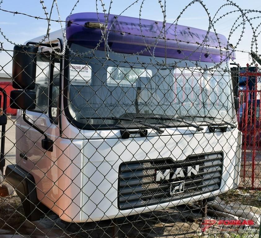 MAN SERIES 4 Cabins and interior