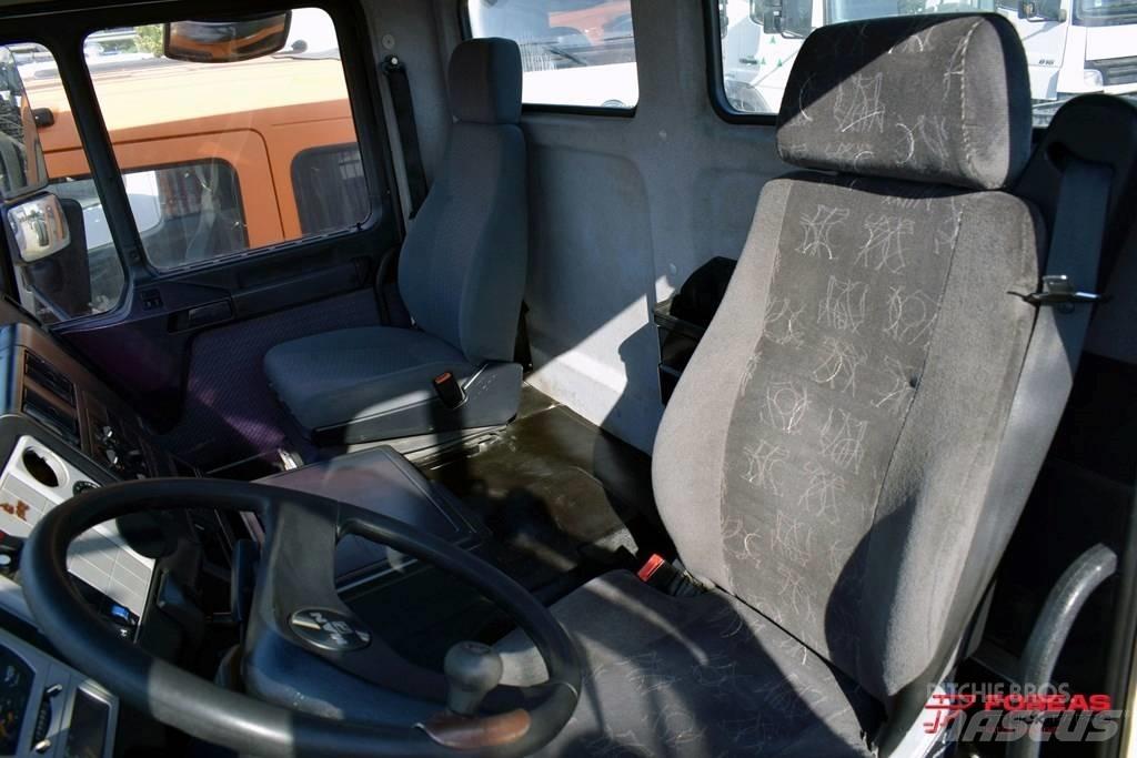 MAN SERIES 4 Cabins and interior