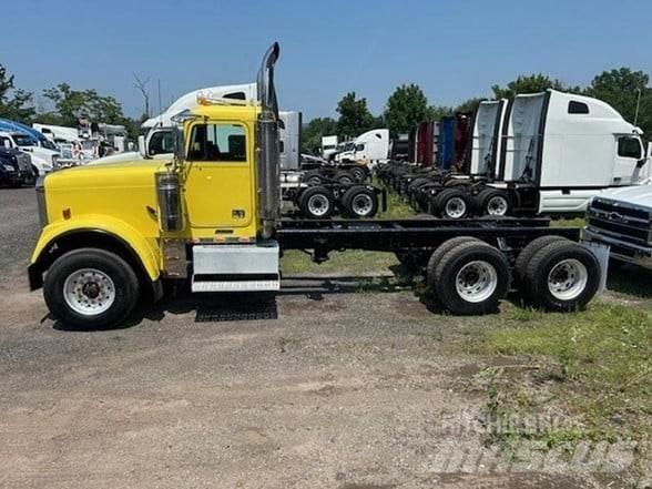 Freightliner FLD120 Chassis Cab trucks