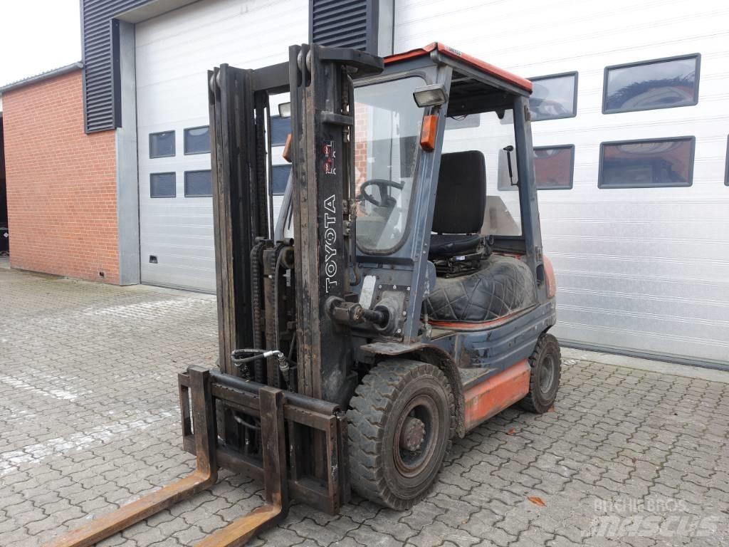 Toyota 02-6 FDF 25 Diesel trucks