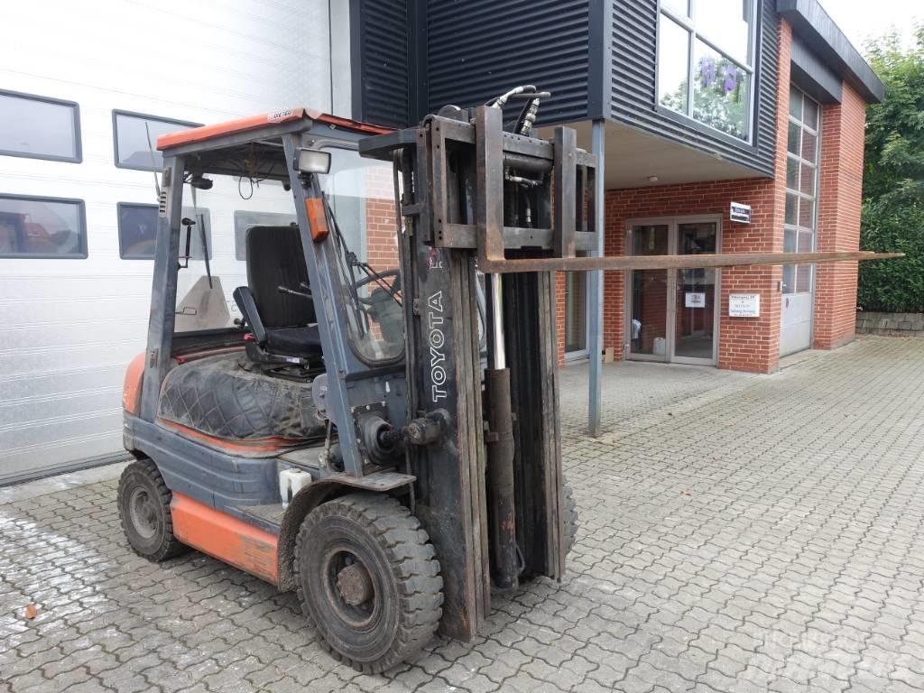 Toyota 02-6 FDF 25 Diesel trucks