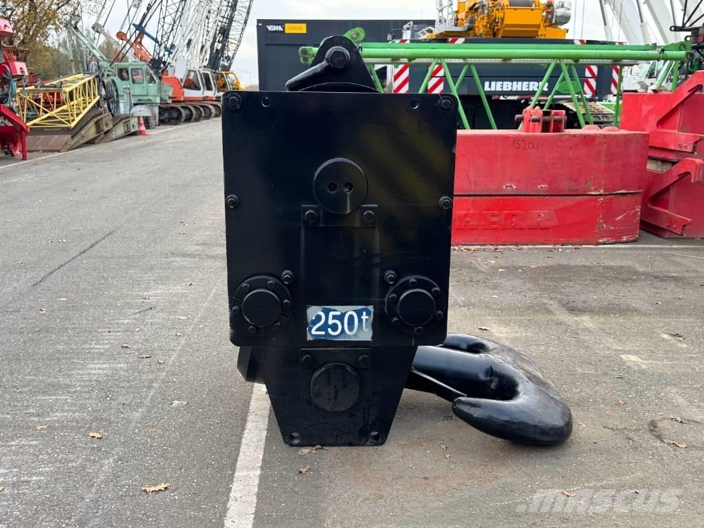 Kobelco CKE 2500 Crane parts and equipment