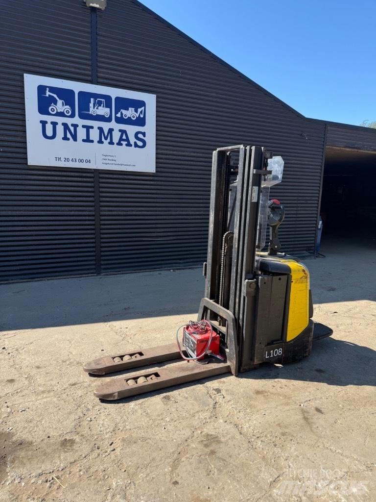 BT SPE 125 Pedestrian stacker