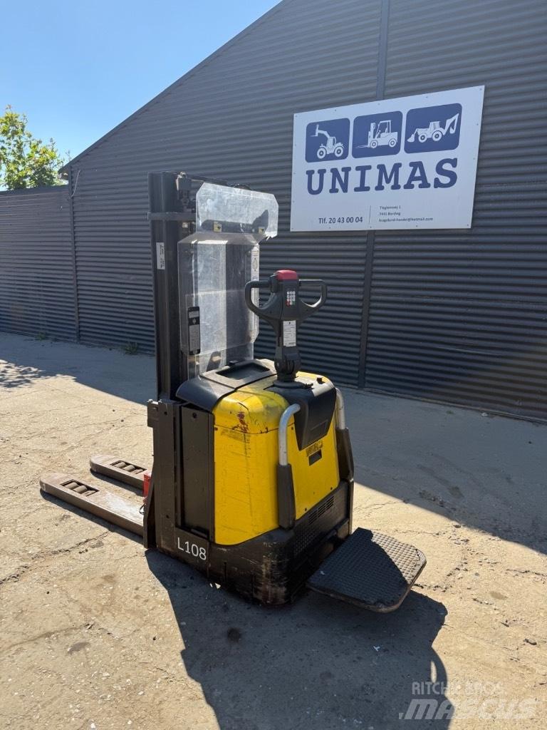BT SPE 125 Pedestrian stacker