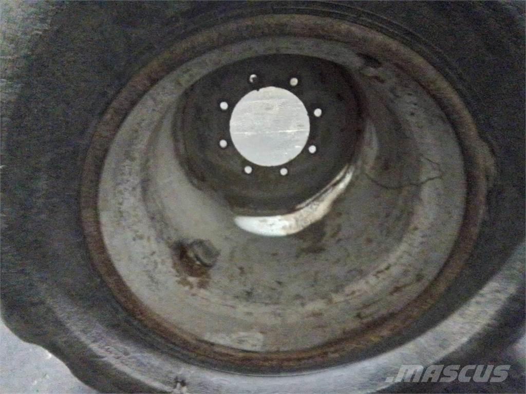 Valmet 820 24x22,5 Tyres, wheels and rims