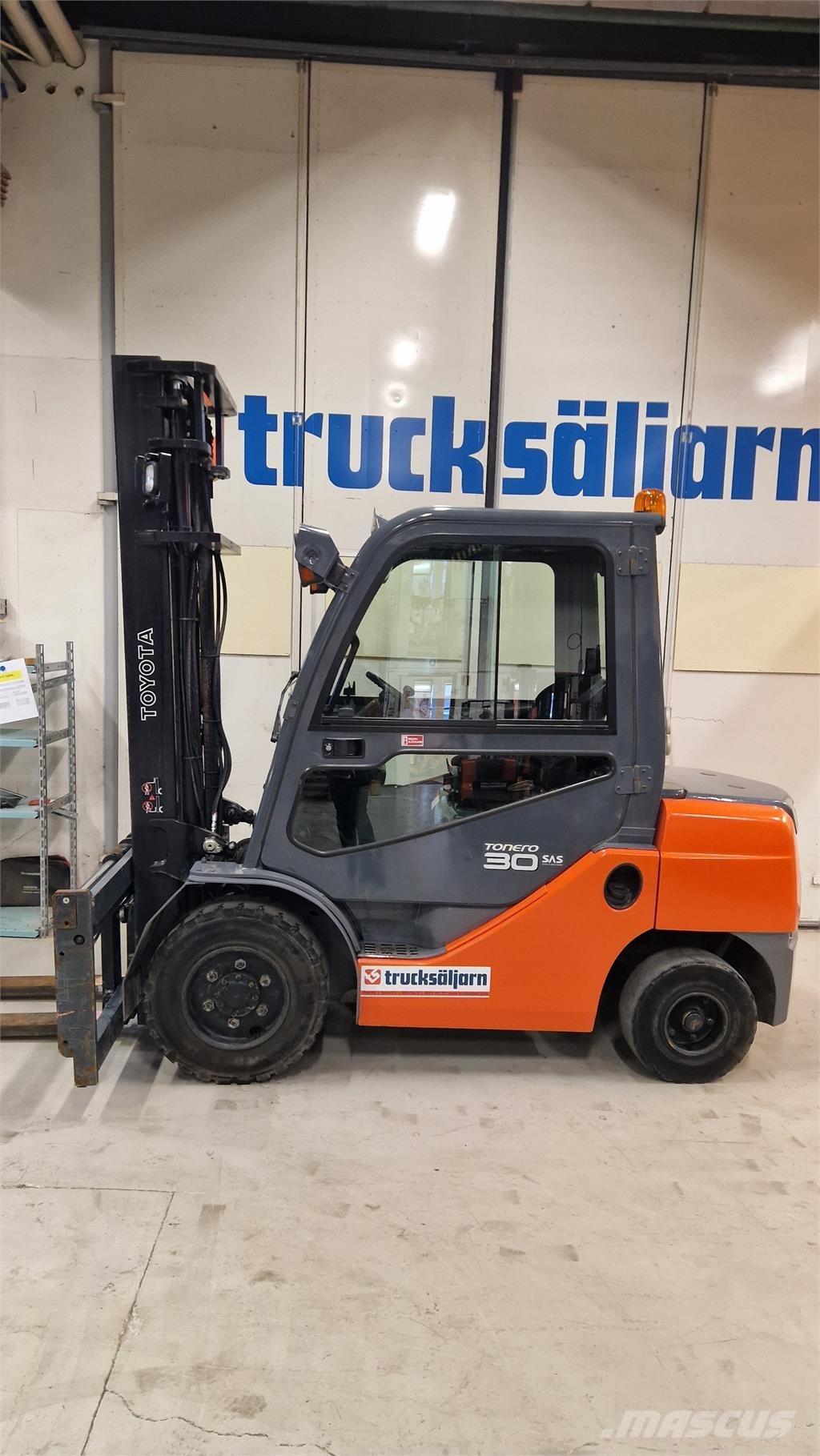 Toyota 8FDF30 Diesel trucks