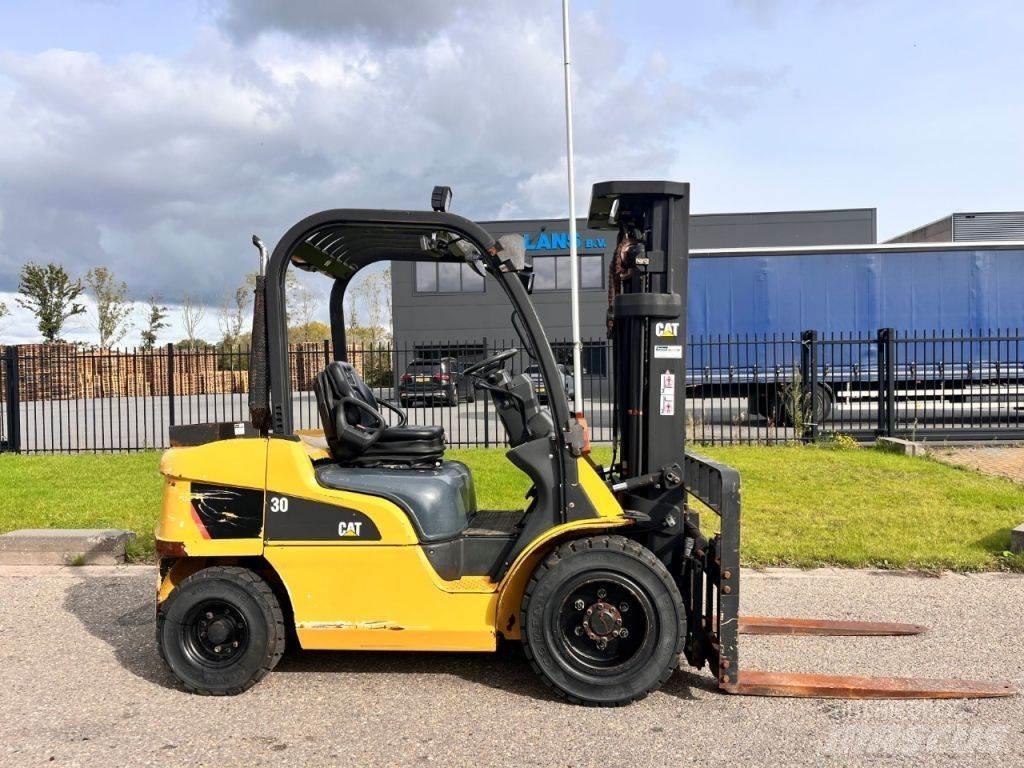 CAT DP30N Diesel trucks