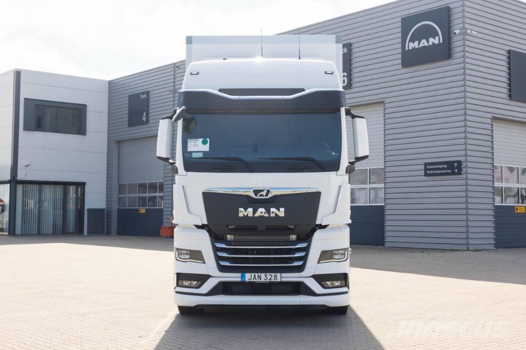 MAN TGX 26.520 6x2-4 Box trucks