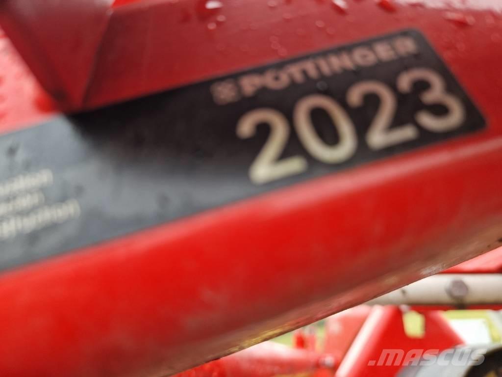 Pöttinger Top 462 Windrowers