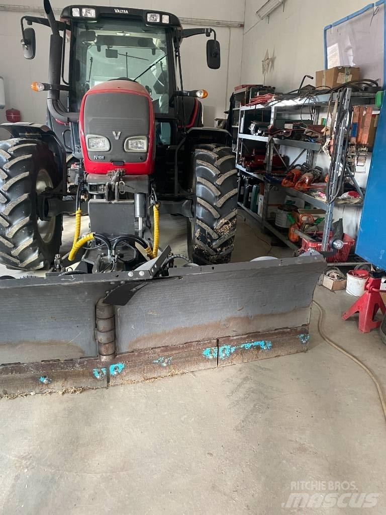 Valtra N 101 Tractors