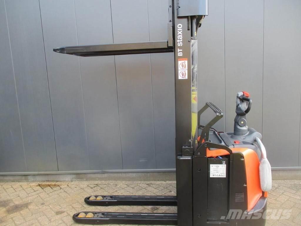 Toyota SPE 160L Pedestrian stacker